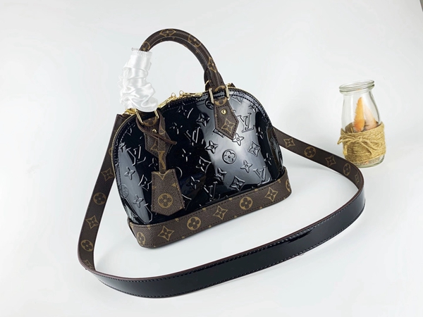 ルイヴィトンバッグ背面デザイン